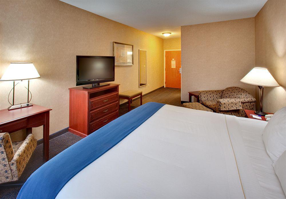 Holiday Inn Express Jamestown By Ihg Habitación foto